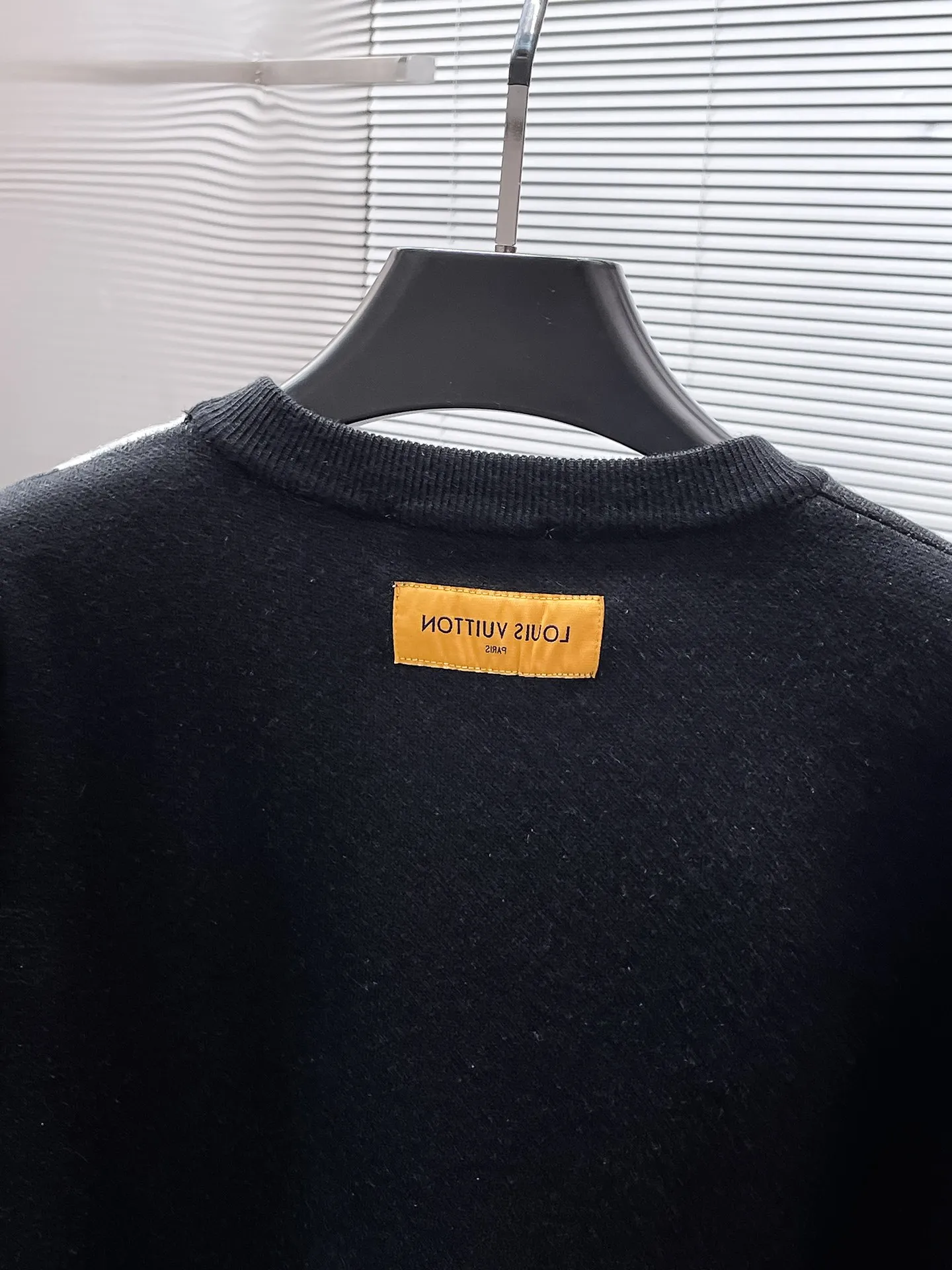 🅿️440 Louis Vuitton LV 2025ss new wool blended round neck long-sleeved sweater cardigan bottoming sweater, high-end version! The custom-made fabrics at the counter are highly breathable and comfortable, with impeccable details and brand element design concepts, reflecting high quality. It feels delicate and soft! It presents a casual cut and the upper body shape is great! 🐉Code size: M-3XL
